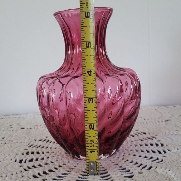 Vintage 1960s Pilgrim Cranberry Glass Optic Swirl Ribbed Vase 6" - Picture 5 of 7